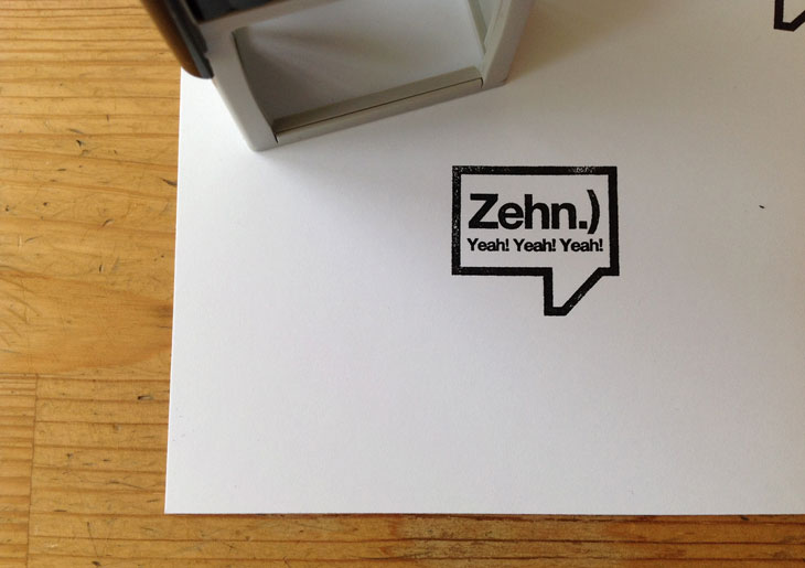 Stempel mit Signet "Zehn.) Yeah! Yeah! Yeah!", gestaltet von Katja und Bernhard Liedl
